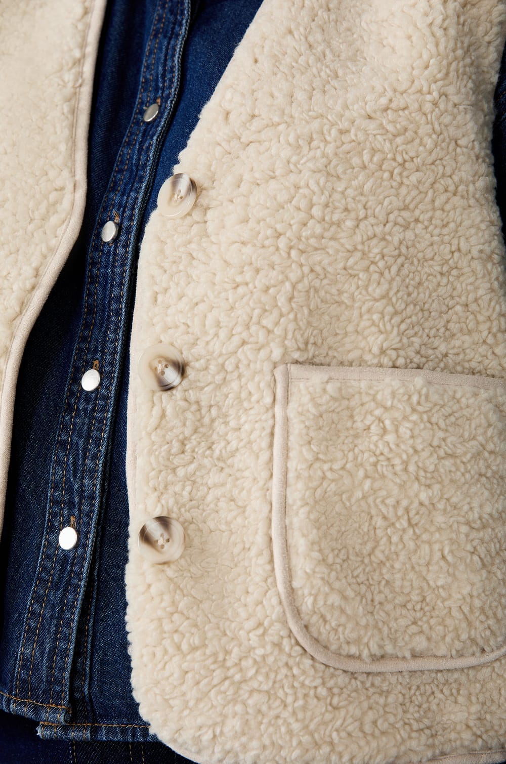 Veste sans manches en fausse fourrure;${refinementColor}