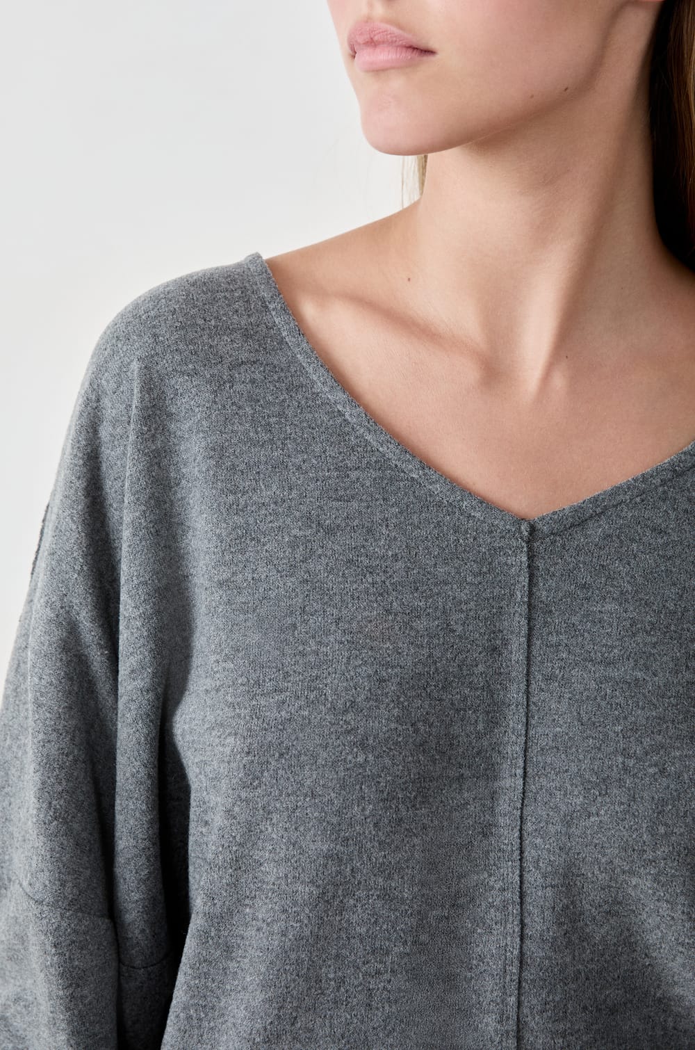 Su&eacute;ter cuello en V;${refinementColor}