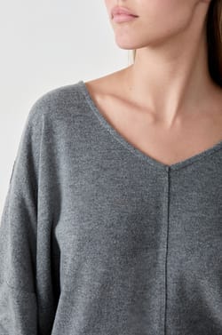 Su&eacute;ter cuello en V;${refinementColor}