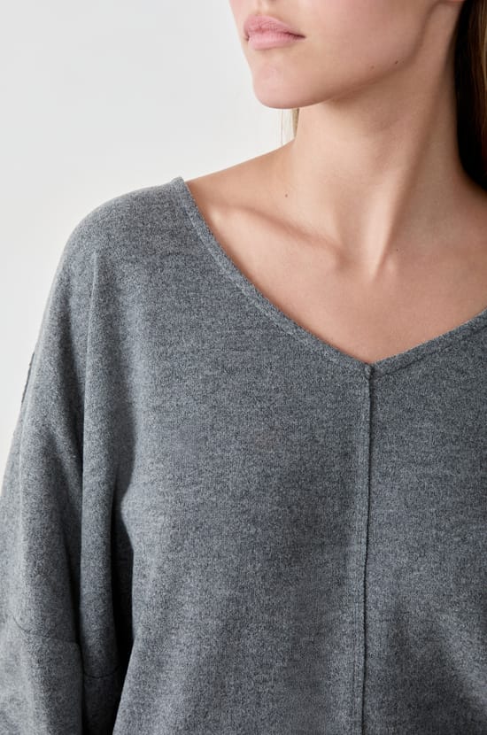 Su&eacute;ter cuello en V;${refinementColor}