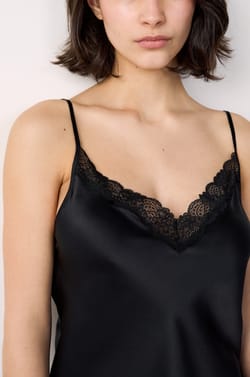Caraco en soie détails dentelle;${refinementColor}