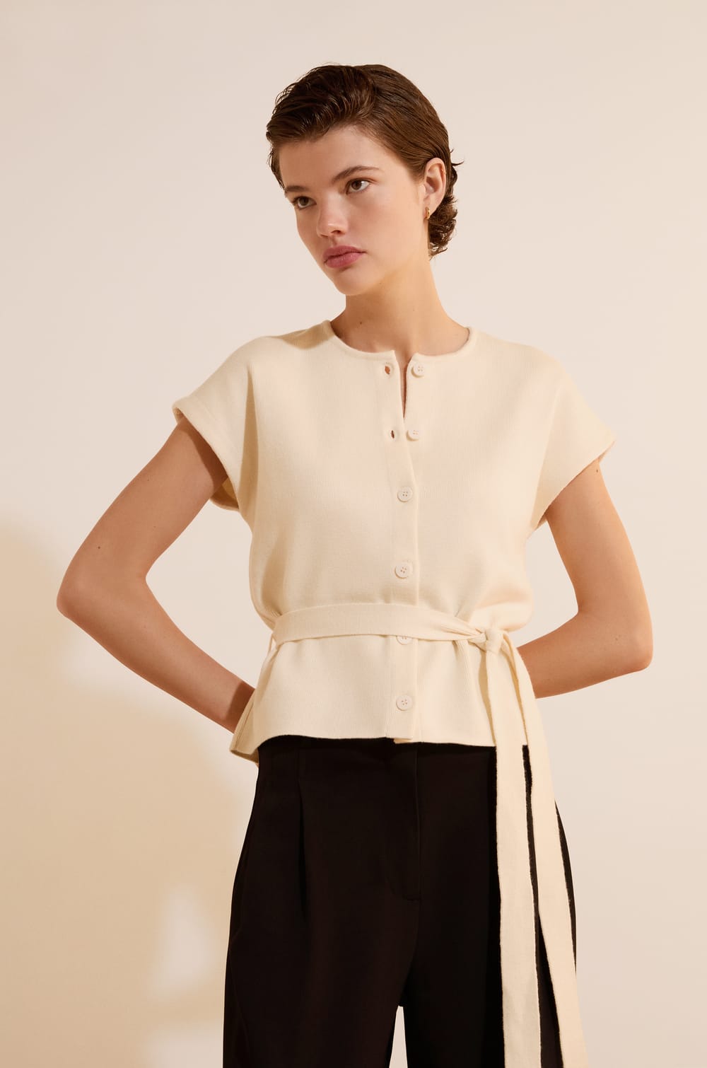 Cardigan &agrave; manches courtes avec lien &agrave; nouer;${refinementColor}