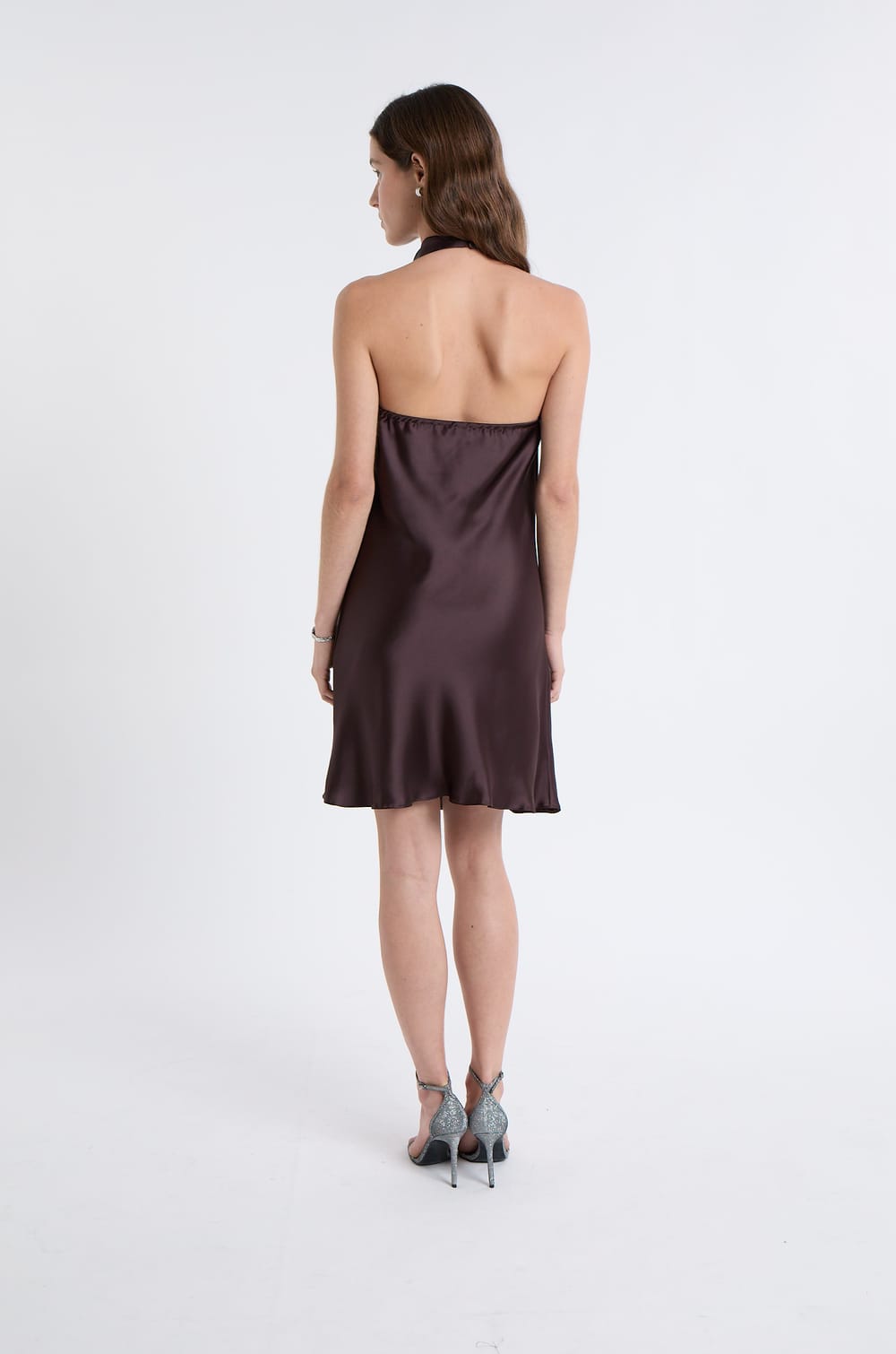 Robe satinée avec col benitier;${refinementColor}