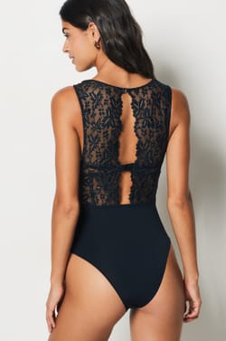 Body z błyszczącej koronki;${refinementColor}