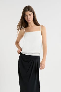 Caraco satin&eacute; &agrave; fines bretelles;${refinementColor}