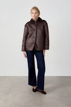 Manteau court avec col en fausse fourrure;${refinementColor}