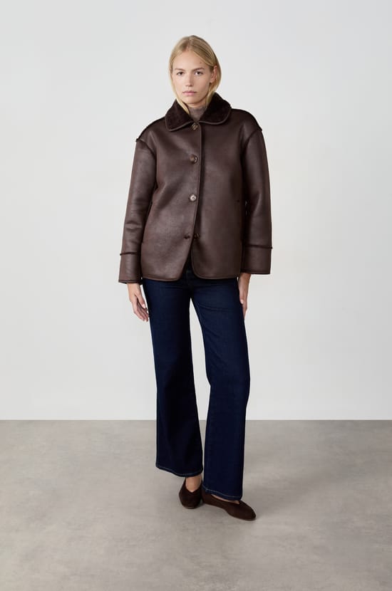 Manteau court avec col en fausse fourrure;${refinementColor}