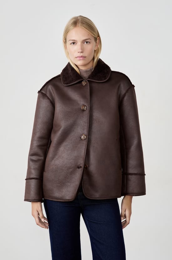 Manteau court avec col en fausse fourrure;${refinementColor}