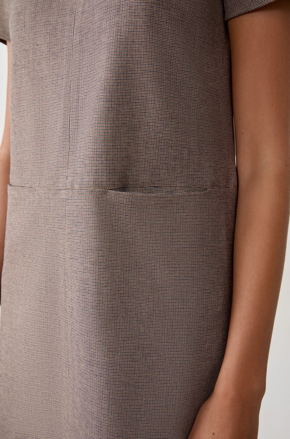 Robe courte à manches courtes;${refinementColor}
