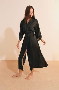 Deshabill&eacute; satin&eacute; d&eacute;tails en dentelle;${refinementColor}