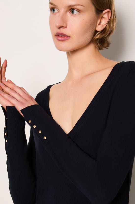 Pull col V manches longues;${refinementColor}