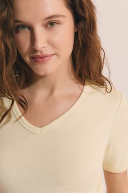 T-shirt &agrave; col V avec coton modal;${refinementColor}