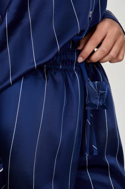 Pantalon de pyjama en satin &agrave; rayures;${refinementColor}