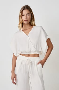 Top de sat&eacute;n de manga corta;${refinementColor}