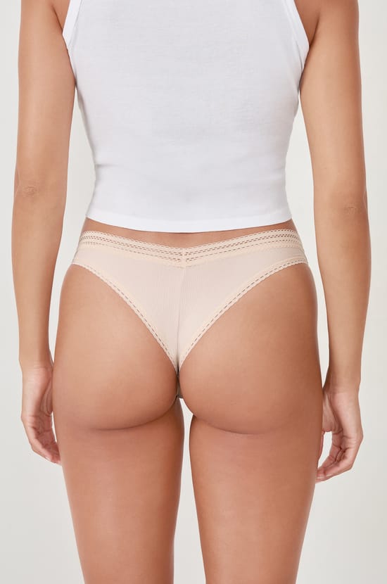 Hoch ausgeschnittener Tanga mit Details aus Spitze;${refinementColor}