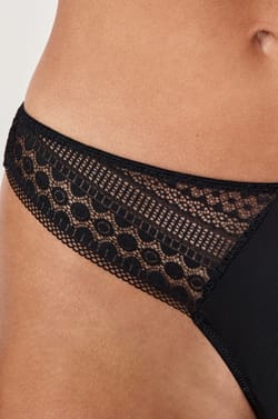  Tanga con detalles de encaje ;${refinementColor}