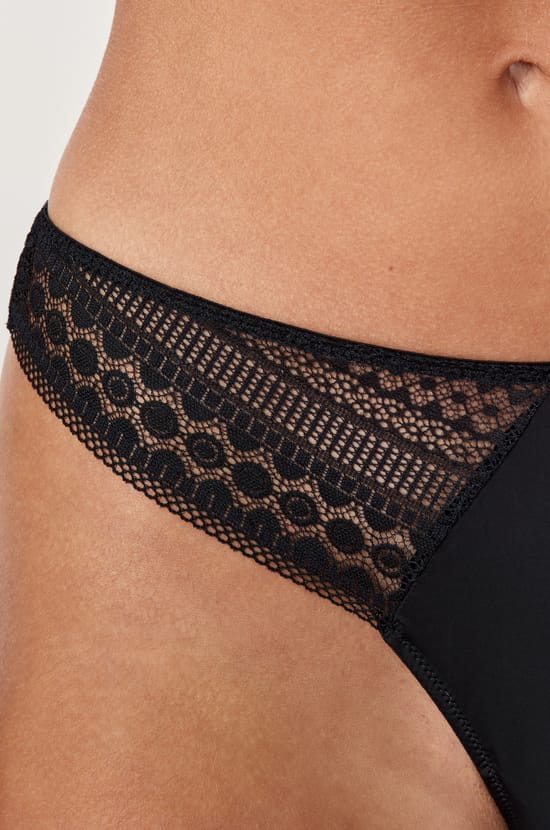  Tanga con detalles de encaje ;${refinementColor}