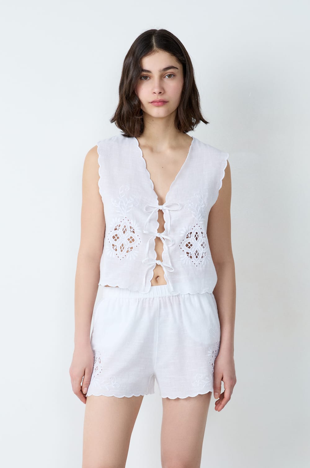 Top en coton brodé à nœuds;${refinementColor}