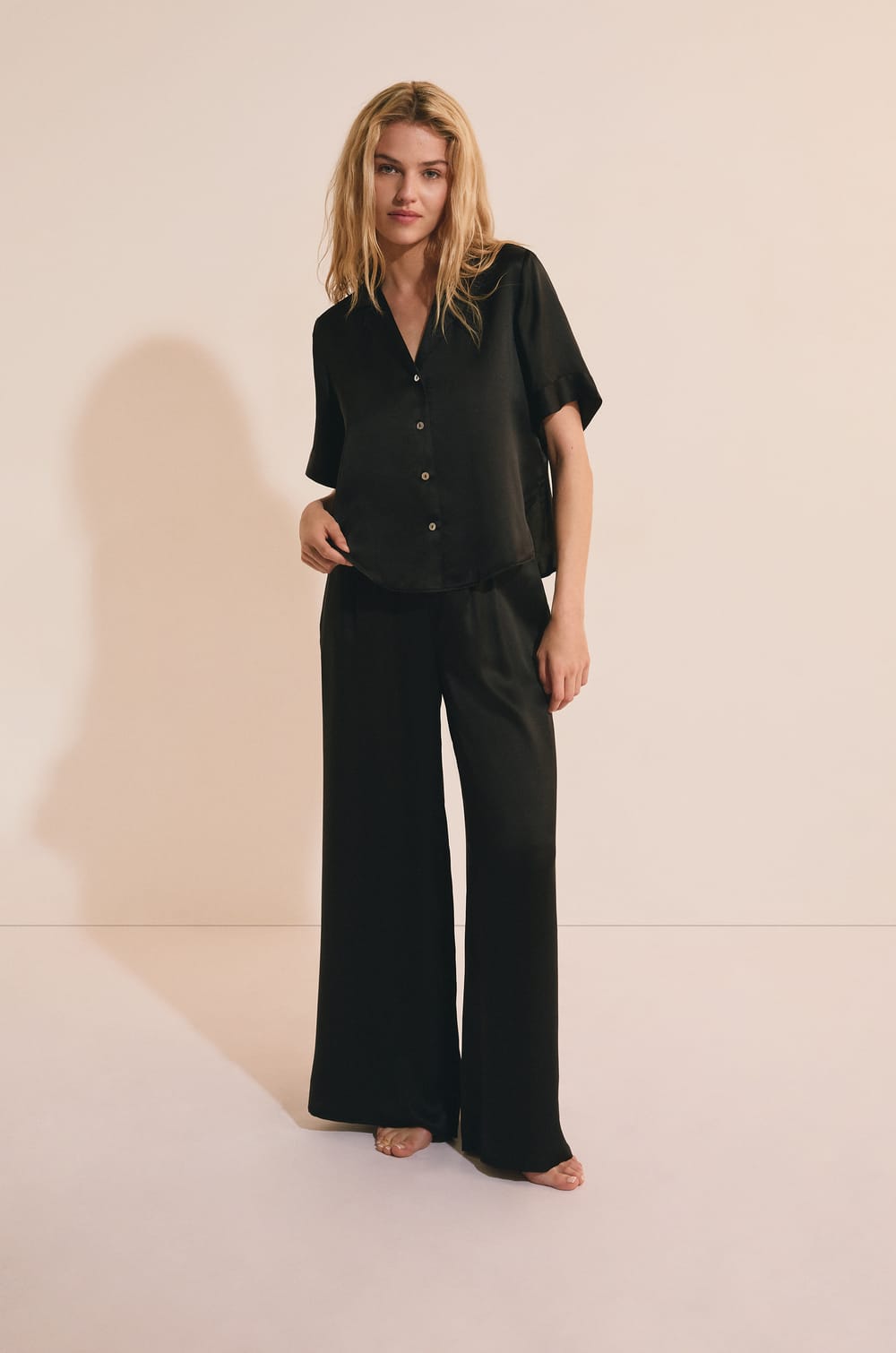 Short-sleeved silk pyjama shirt;${refinementColor}