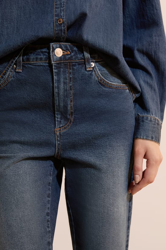 Slim Cut Jeans;${refinementColor}