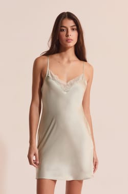 Nuisette courte en soie d&eacute;tails dentelle;${refinementColor}