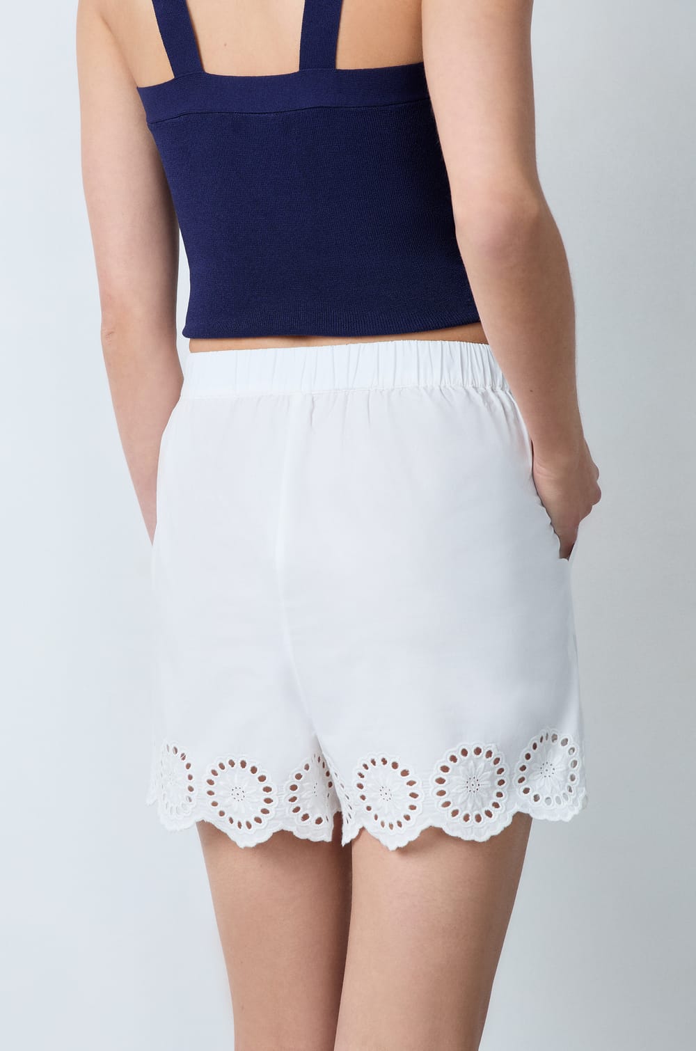 Short en coton broderie anglaise;${refinementColor}