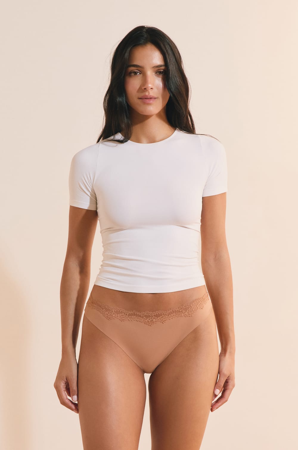 Tanga de microfibra con detalles de encaje;${refinementColor}