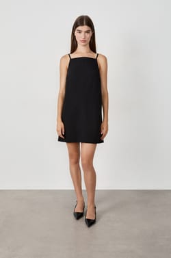 Korte jurk met smalle bandjes;${refinementColor}