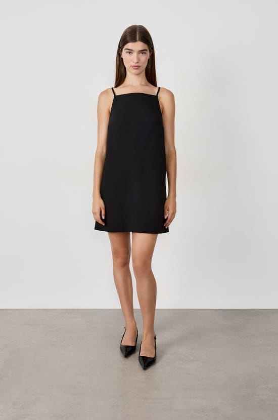 Robe courte à fines bretelles;${refinementColor}