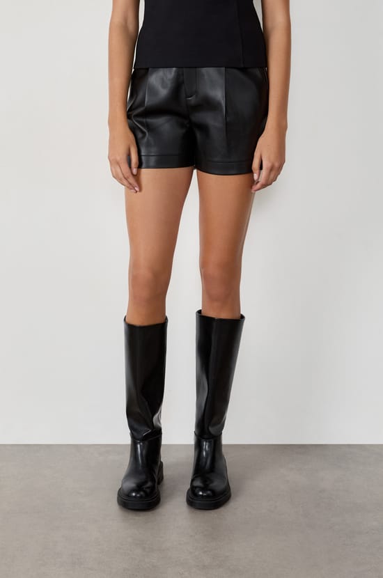 Shorts leather effect;${refinementColor}