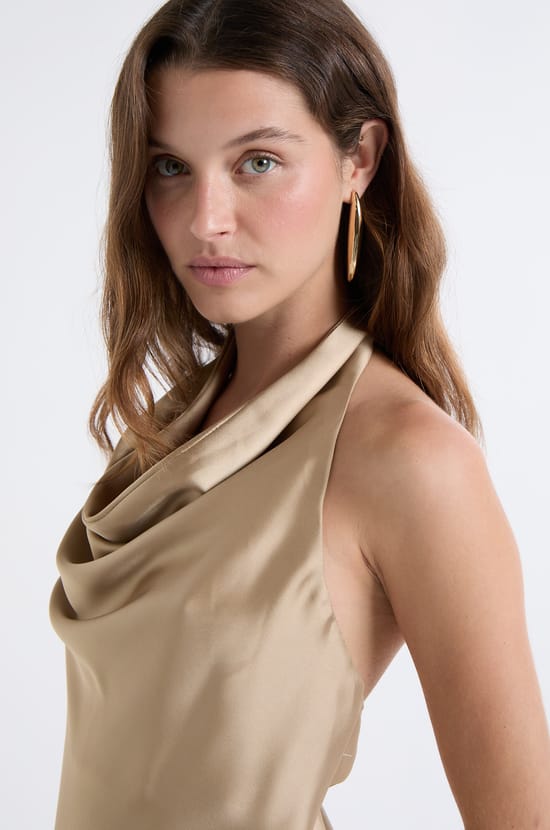 Robe satinée avec col benitier;${refinementColor}