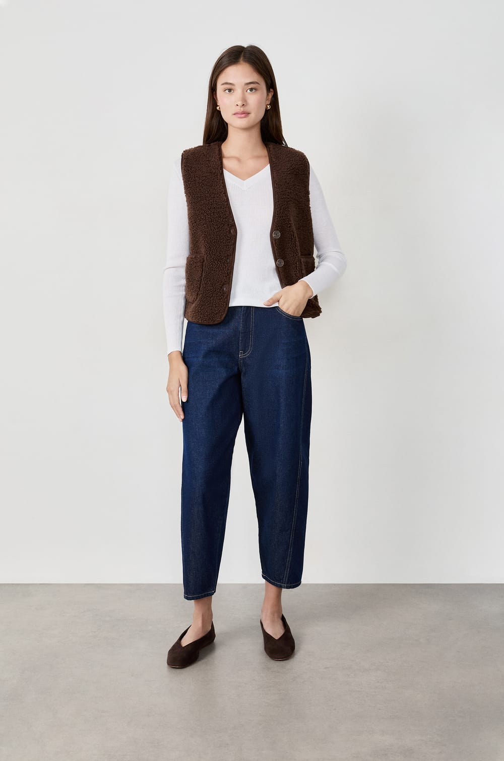 Sleeveless faux fur jacket;${refinementColor}