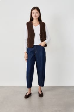 Sleeveless faux fur jacket;${refinementColor}