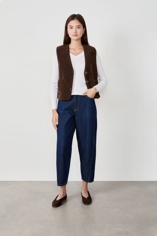 Sleeveless faux fur jacket;${refinementColor}