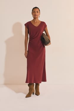 Robe longue &agrave; col benitier;${refinementColor}