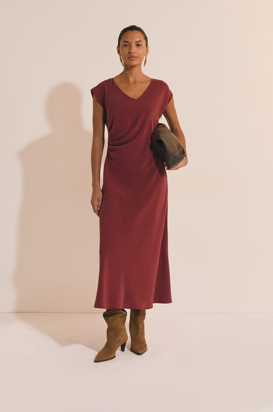 Robe longue &agrave; col benitier;${refinementColor}