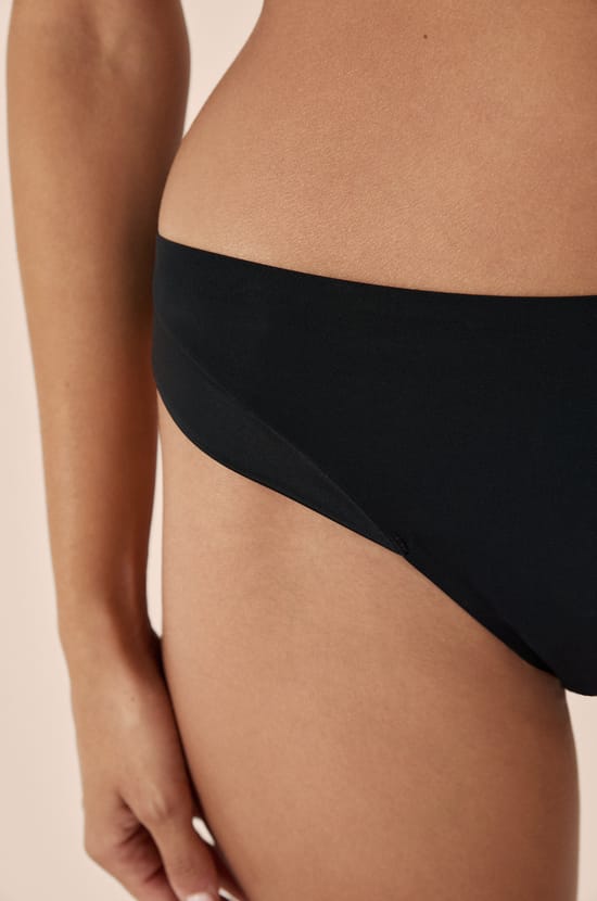 Tanga en microfibre satin&eacute;;${refinementColor}