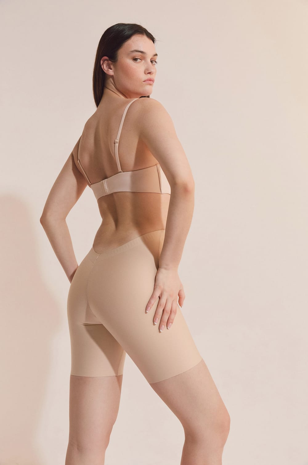 Kalhotky se speci&aacute;ln&iacute;m hlubok&yacute;m v&yacute;střihem na z&aacute;dech - siln&aacute; podpora;${refinementColor}