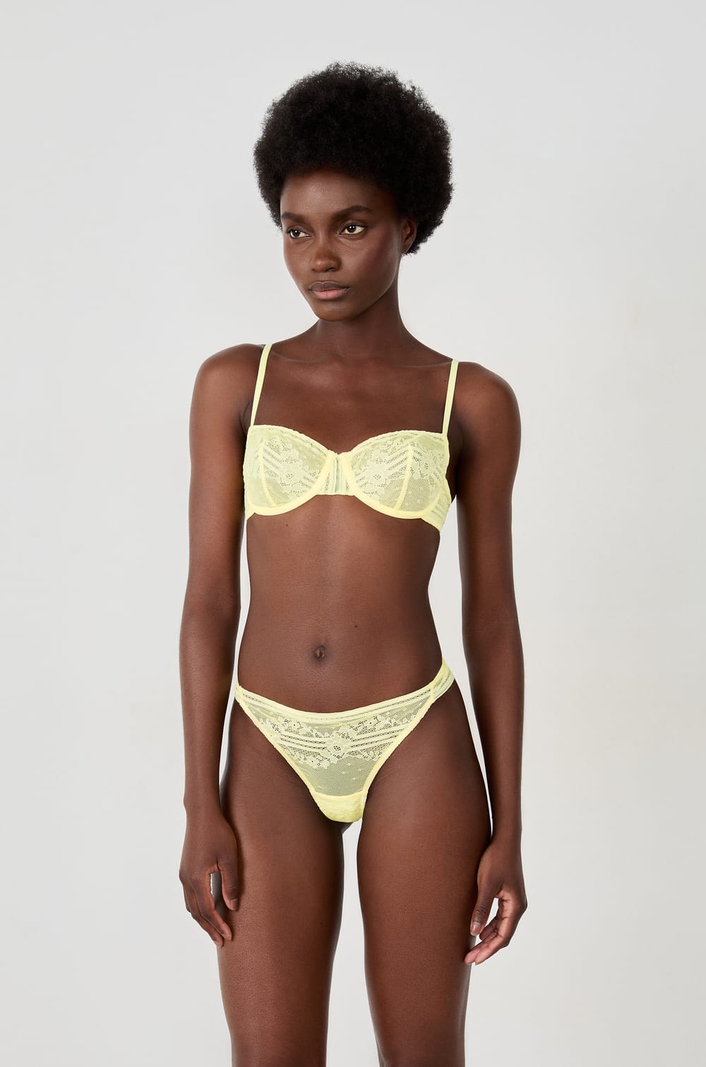 Tanga en dentelle;${refinementColor}