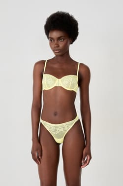 Tanga en dentelle;${refinementColor}