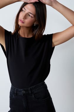 T-Shirt mit rundem Ausschnitt aus 100 % Bio-Baumwolle;${refinementColor}