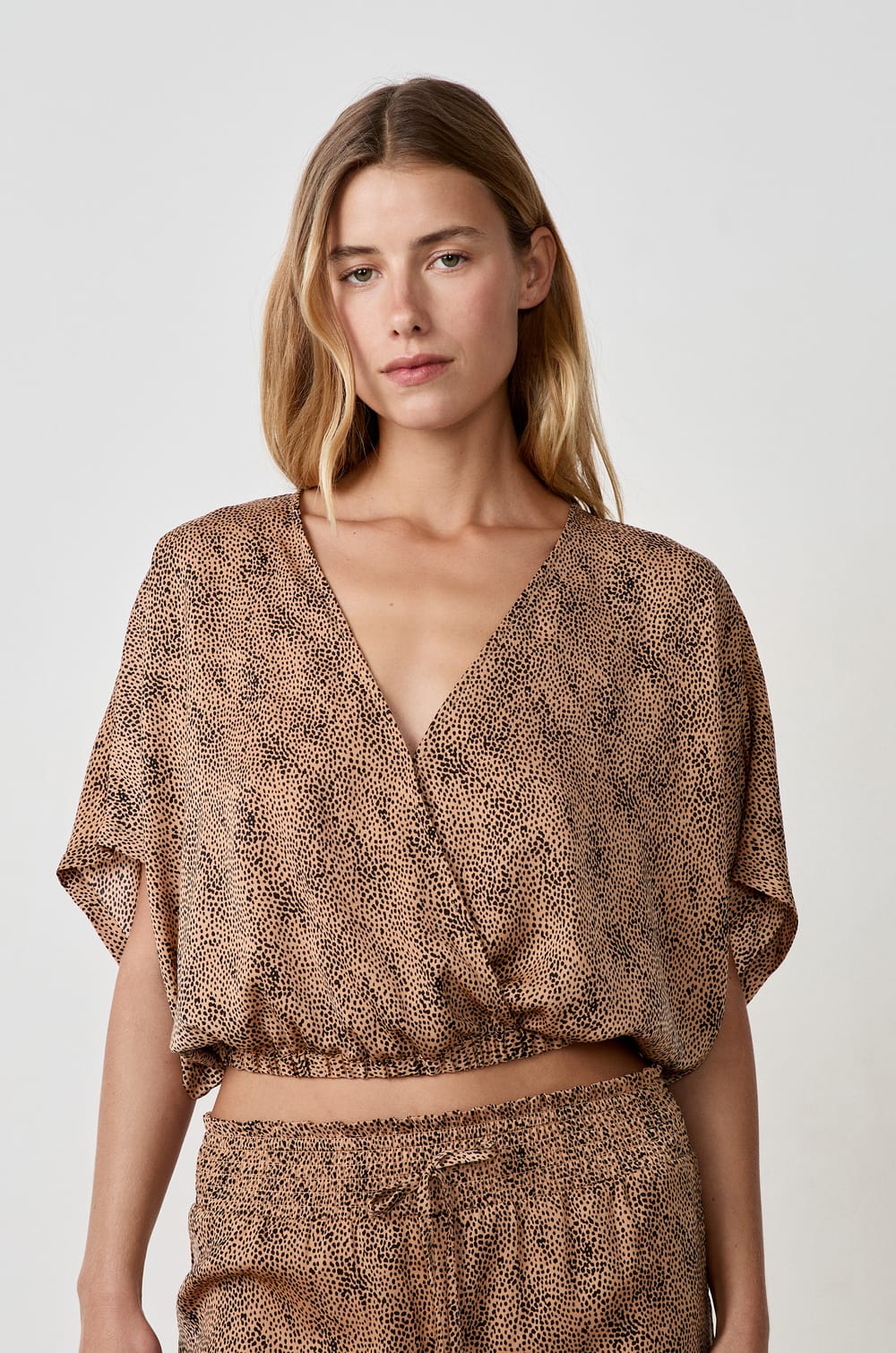 Short-sleeved satin top;${refinementColor}