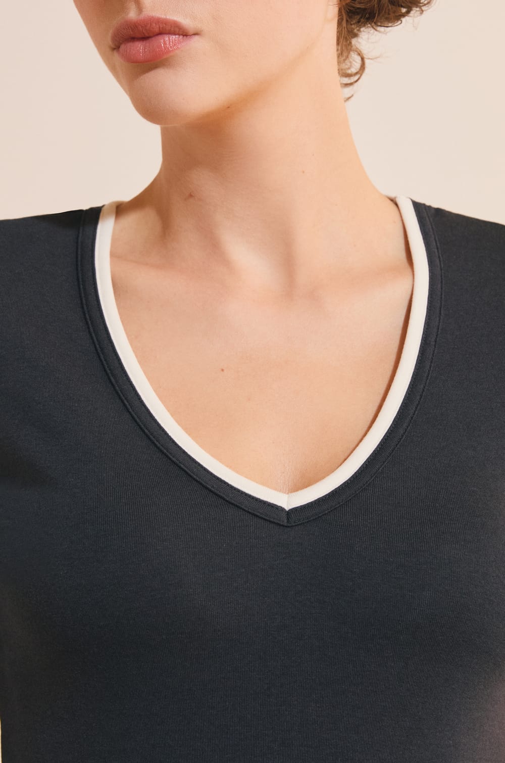 T-shirt &agrave; manches courtes col V en coton;${refinementColor}