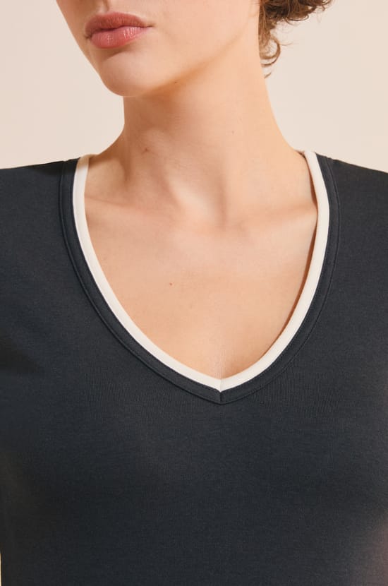 T-shirt &agrave; manches courtes col V en coton;${refinementColor}