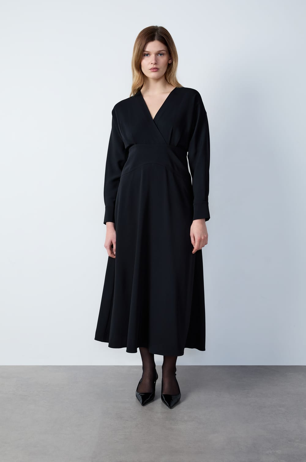 Long Flowing Dress;${refinementColor}