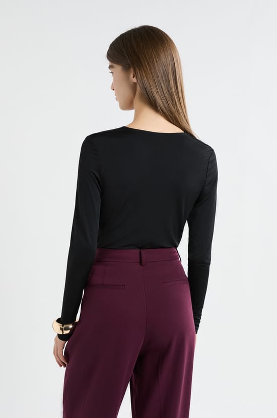 T-shirt manches longues avec d&eacute;collet&eacute; drap&eacute;;${refinementColor}