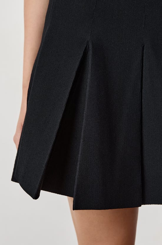 Short skirt;${refinementColor}