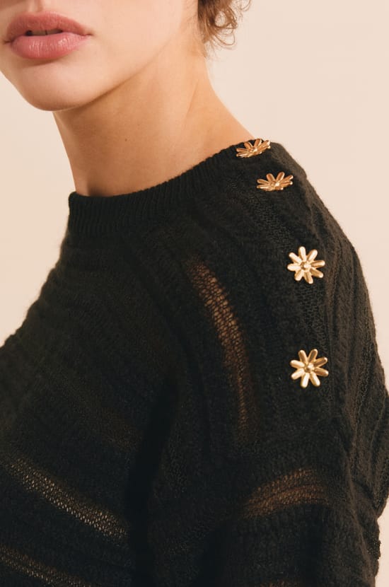 Pull manches longues avec boutons dor&eacute;s;${refinementColor}
