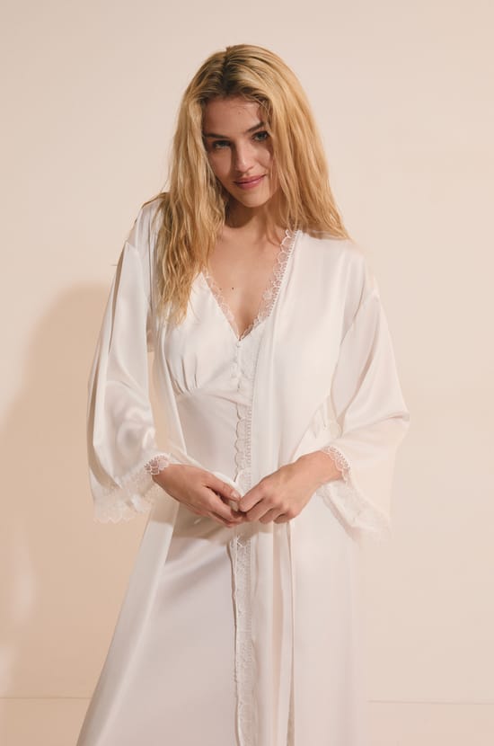 D&eacute;shabill&eacute; satin&eacute; avec d&eacute;tails en dentelle;${refinementColor}