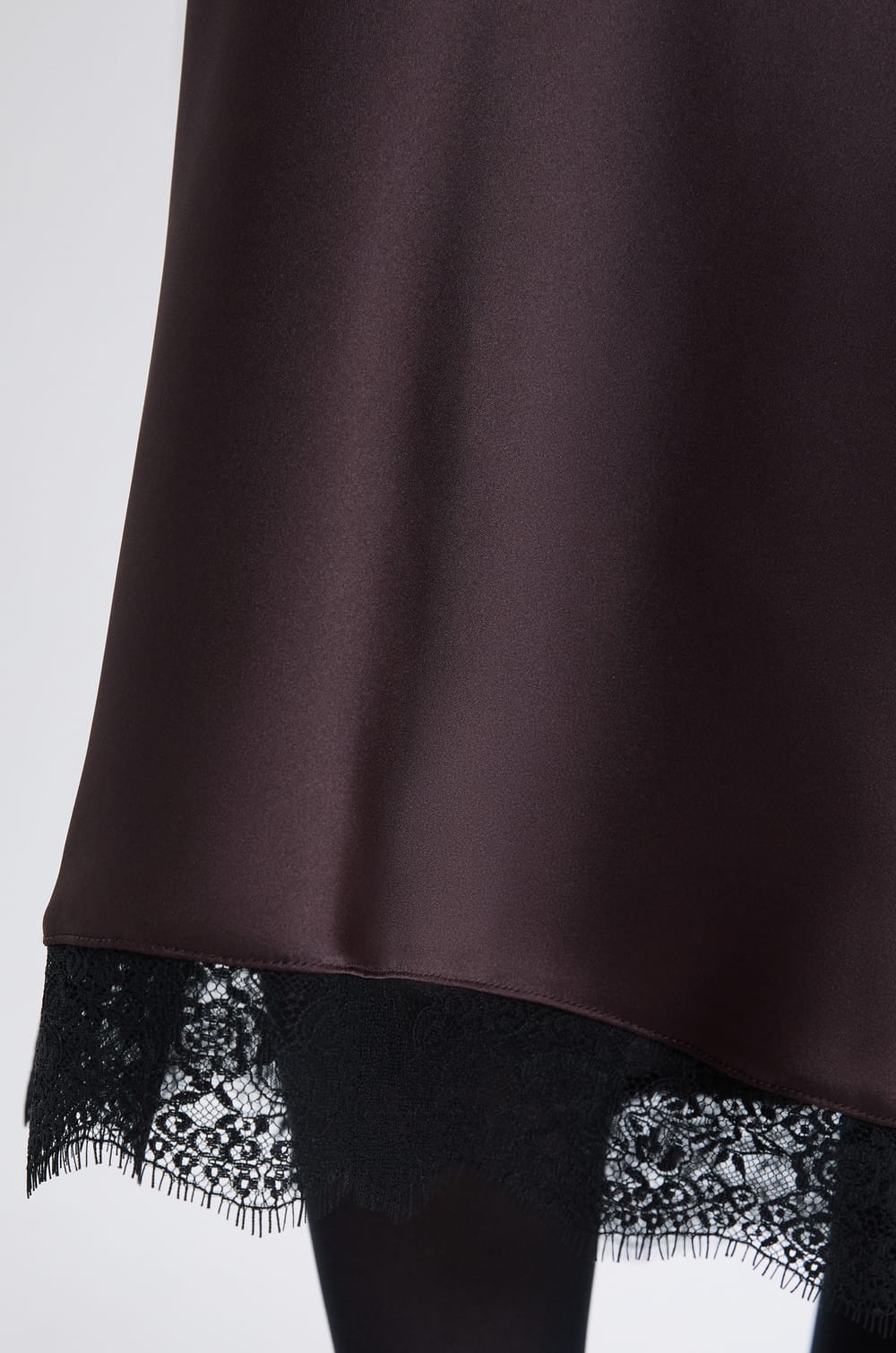 Lange satijnen rok;${refinementColor}